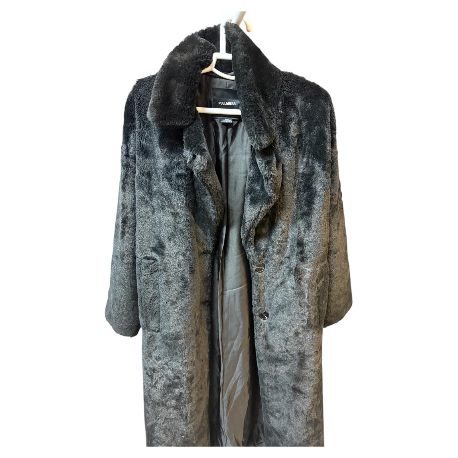 Abrigo negro de pelo largo PULL & BEAR  talla M 49,99 €