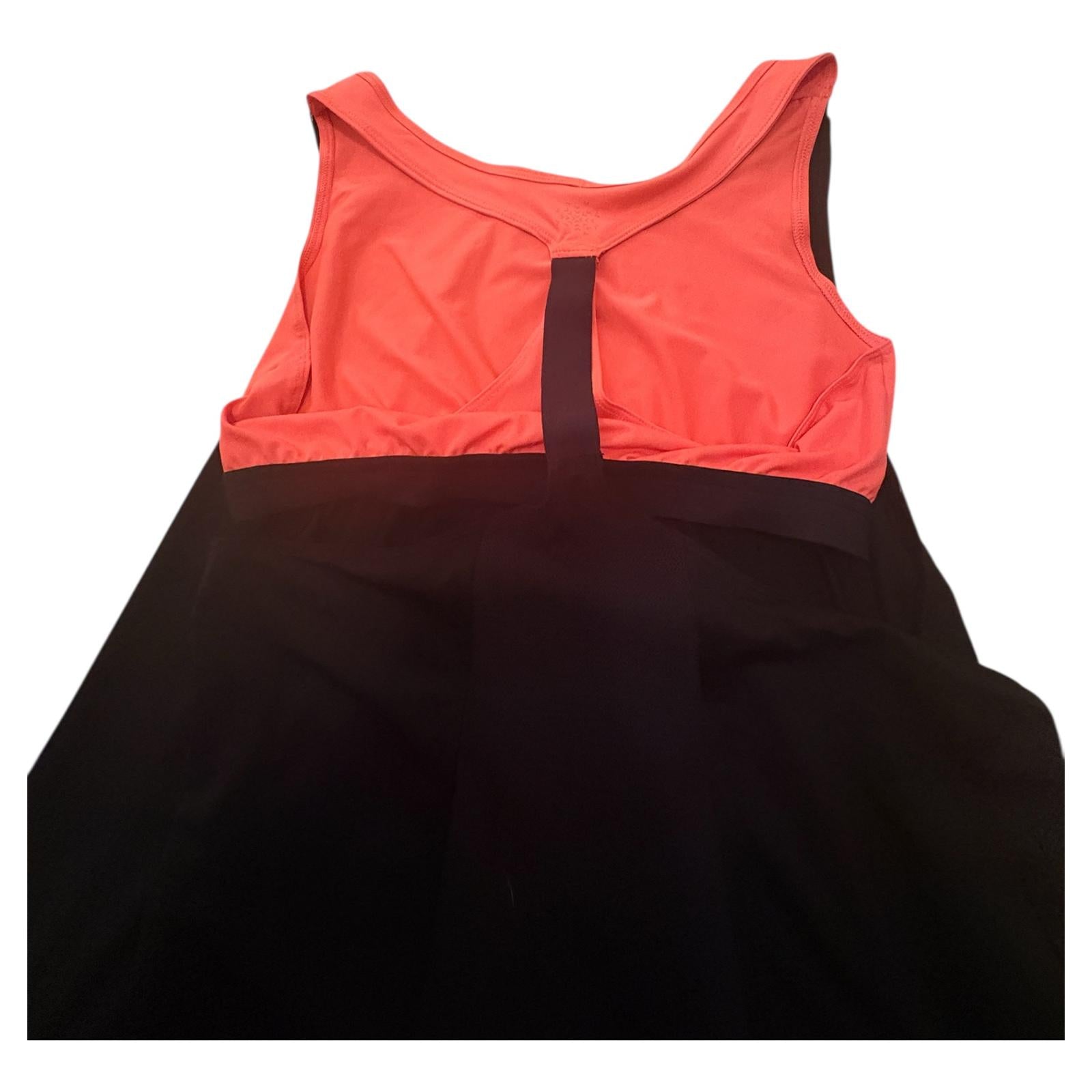 Camiseta deportiva negra con sujetador naranja talla M 6,49€