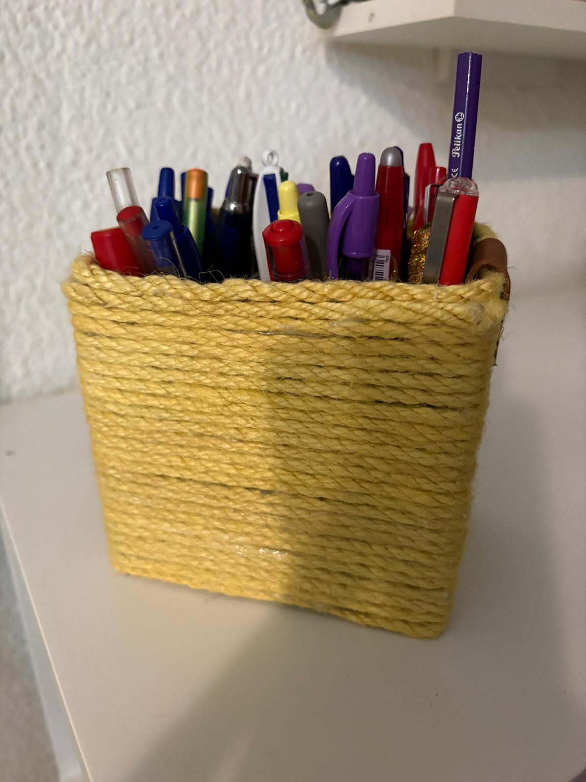 LAPICERO DECORADO CON CUERDA EN AMARILLO Y DETALLE CUERO