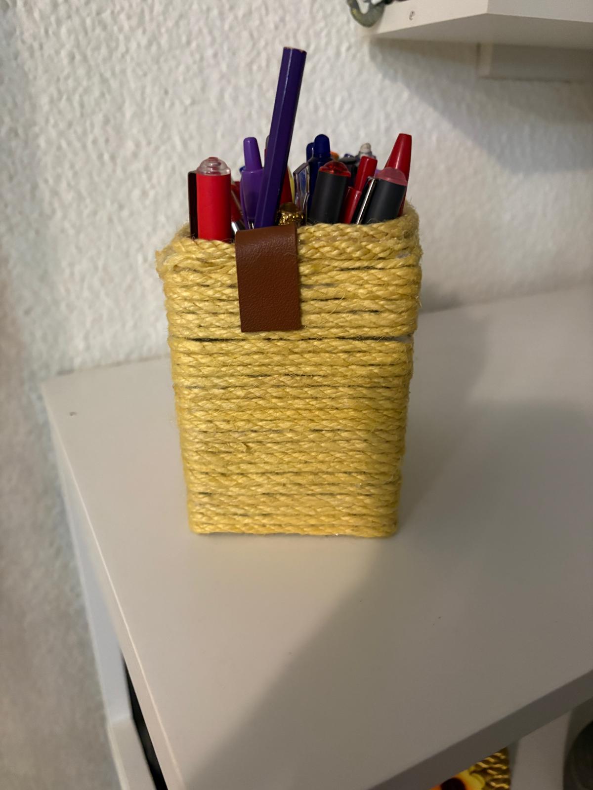 LAPICERO DECORADO CON CUERDA EN AMARILLO Y DETALLE CUERO