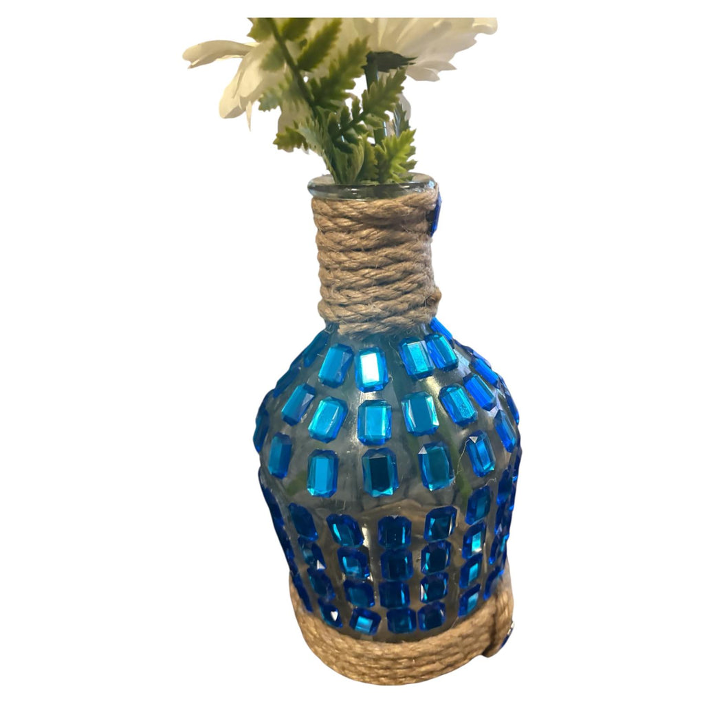 JARRON  DECORADO CON PIEDRAS AZUL, YUTE  Y FLORES ARTIFICIALES