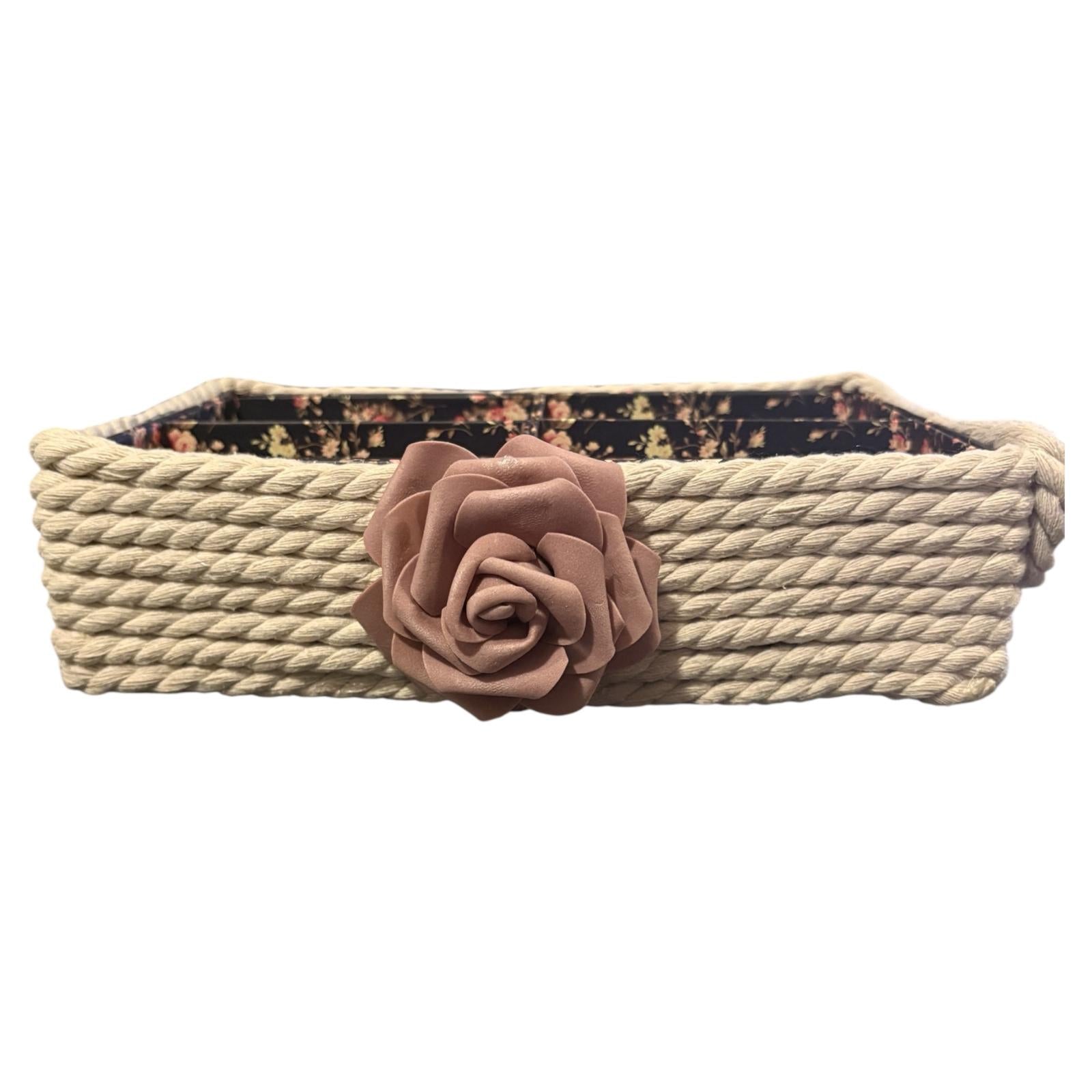 CAJA ORGANIZADORA  FLOREADA Y CUERDA Y DETALLE DE FLOR