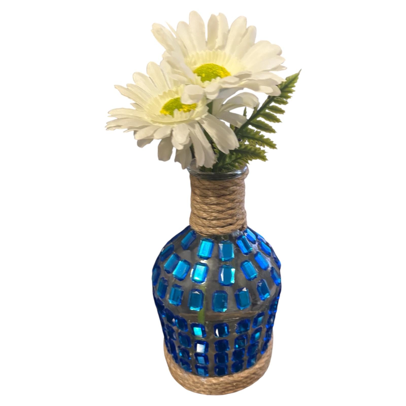 JARRON  DECORADO CON PIEDRAS AZUL, YUTE  Y FLORES ARTIFICIALES