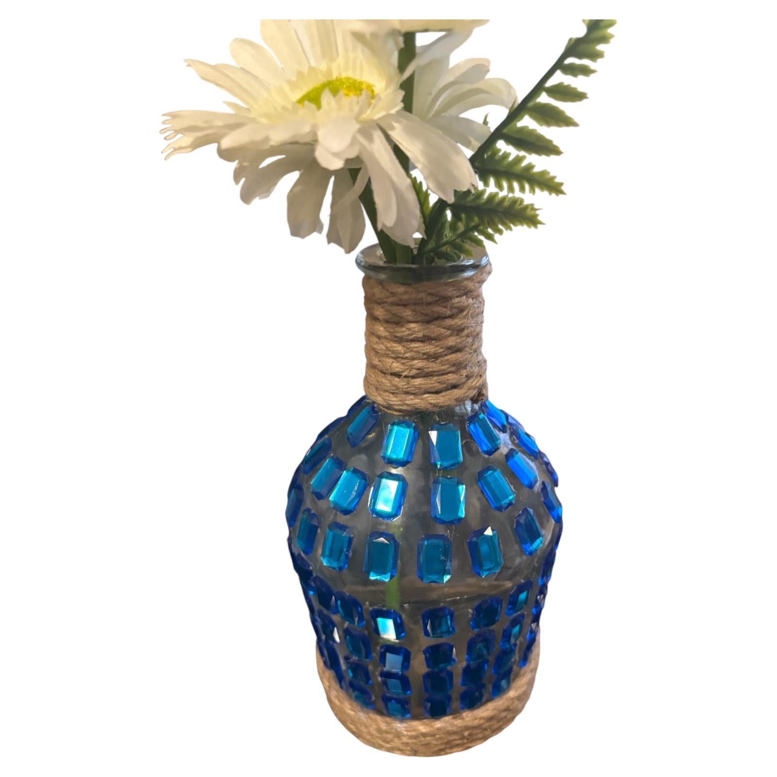 JARRON  DECORADO CON PIEDRAS AZUL, YUTE  Y FLORES ARTIFICIALES