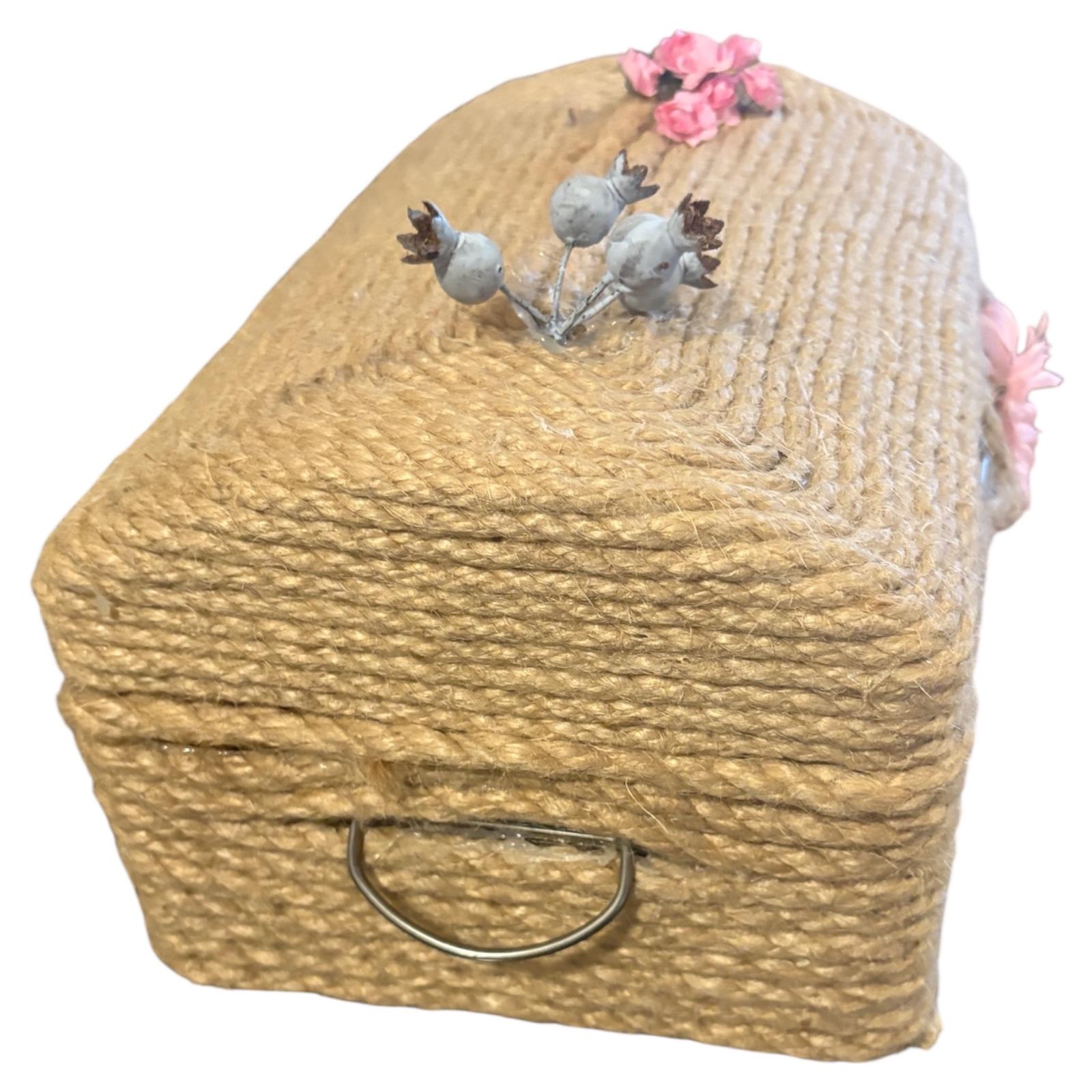 COFRE GRANDE DECORADO CON YUTE CON DETALLE FLORAL