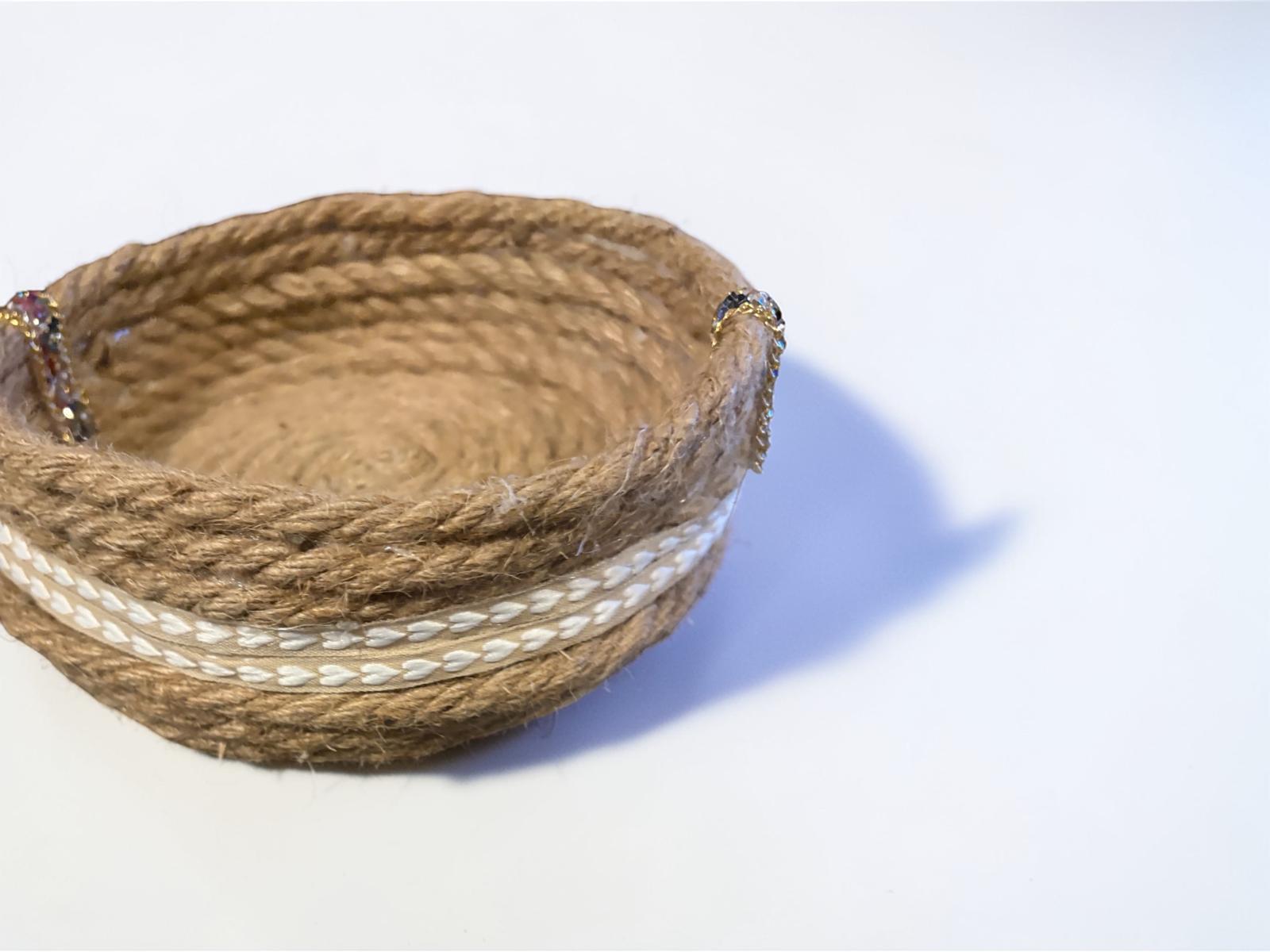 CESTA REDONDA DE YUTE CON DETALLES