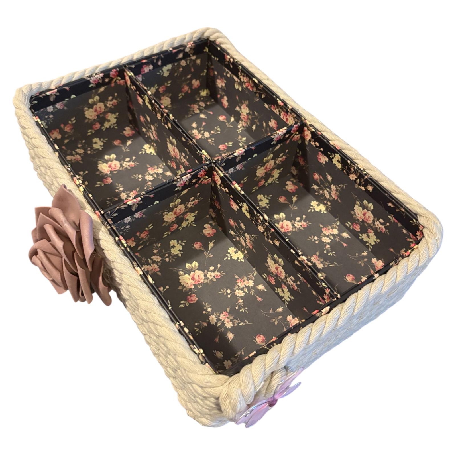 CAJA ORGANIZADORA  FLOREADA Y CUERDA Y DETALLE DE FLOR