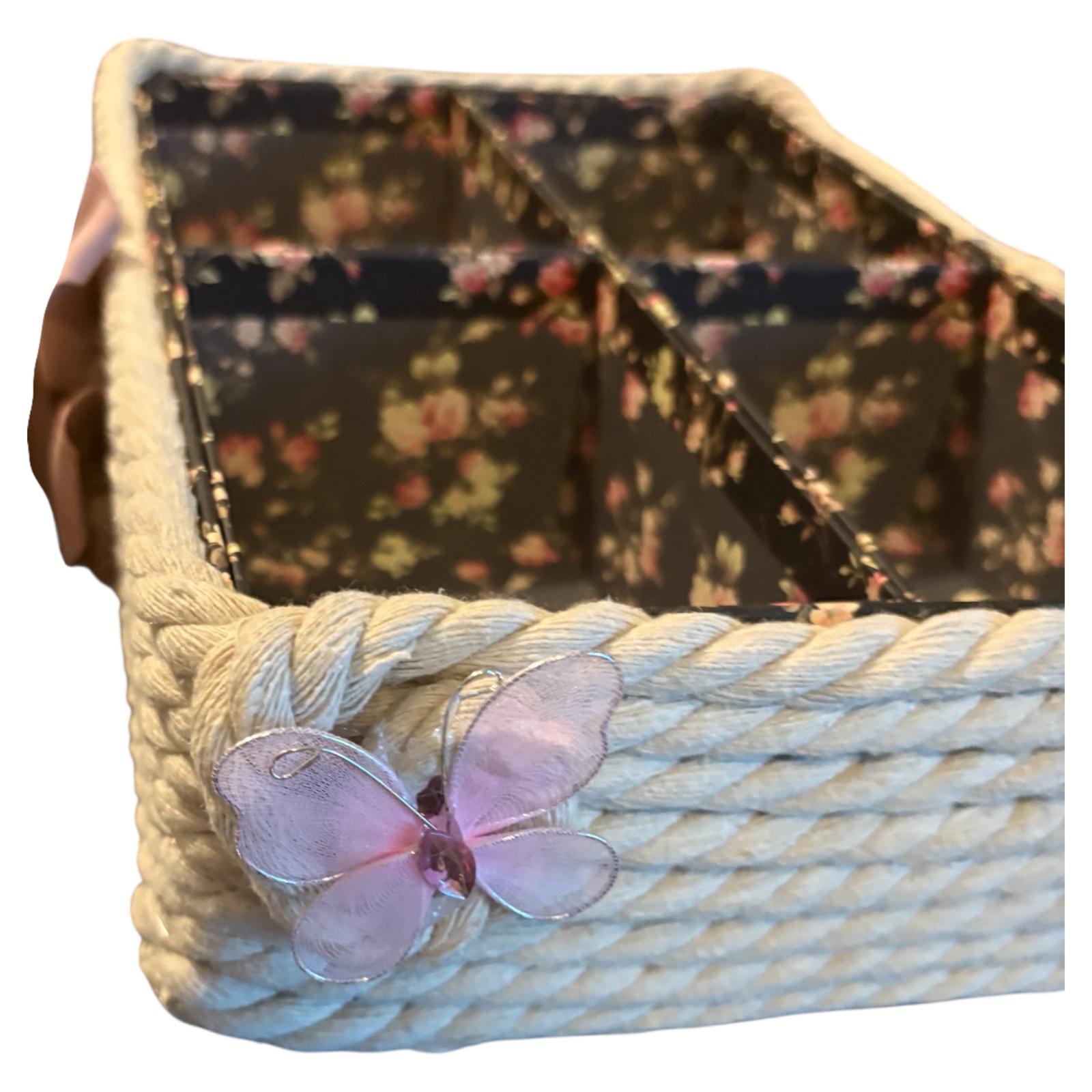 CAJA ORGANIZADORA  FLOREADA Y CUERDA Y DETALLE DE FLOR