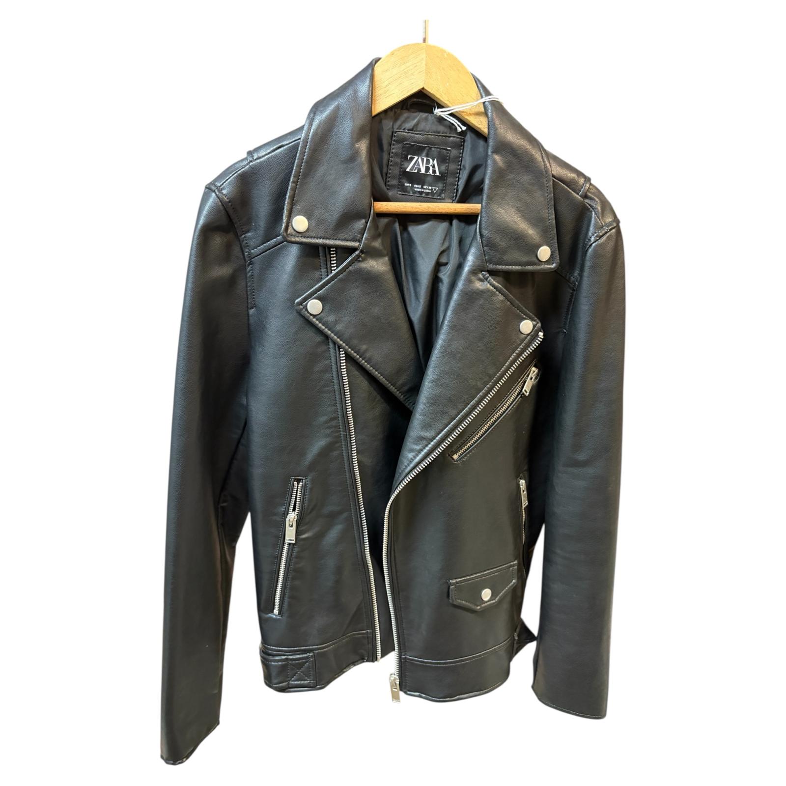 Chaqueta tipo piel negra Zara talla S CASI NUEVA 25€