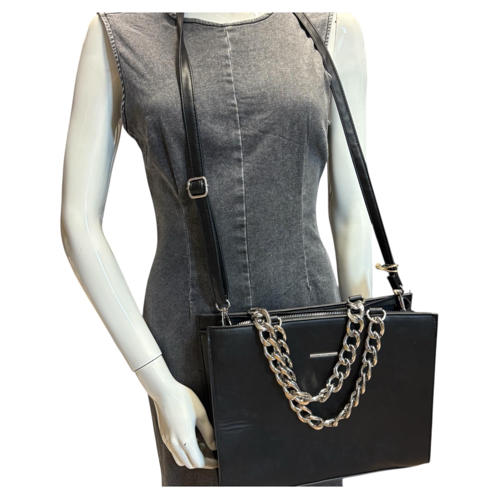 Bolso negro zara con cadenas
