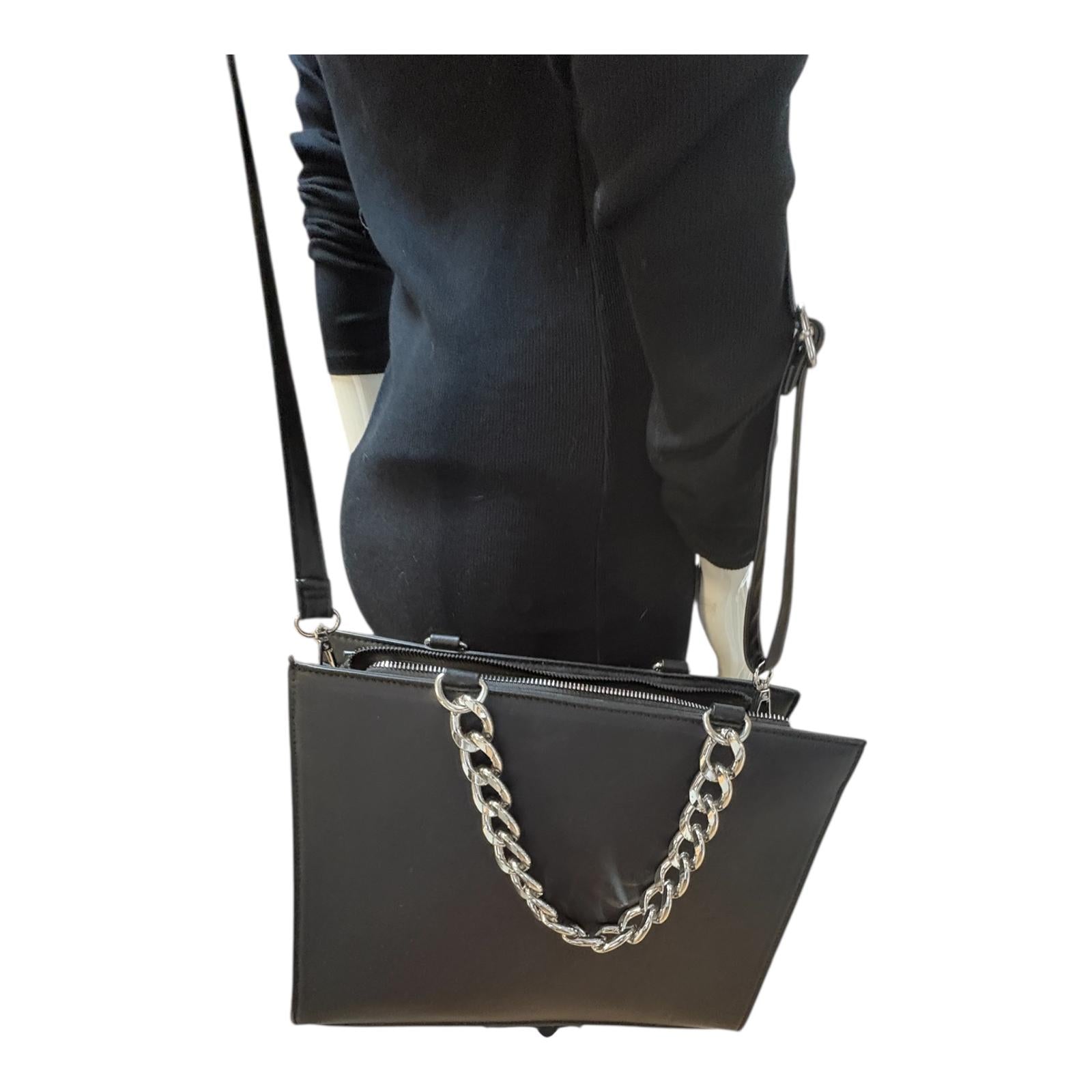 Bolso negro zara con cadenas